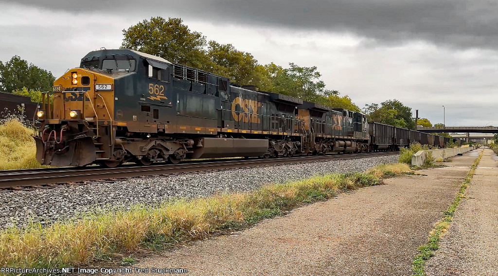 CSX 562 leads E641.